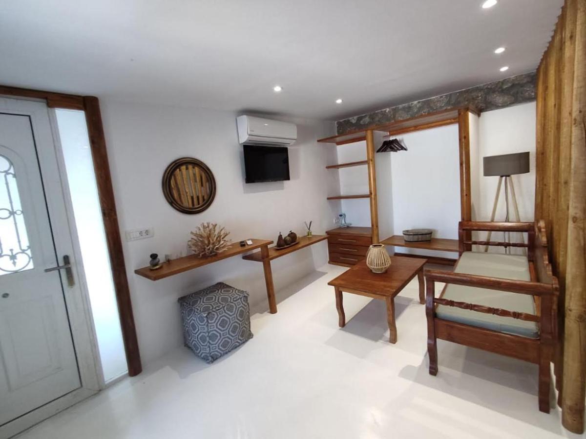 Woodstone Studios & Apartments Santorini Pýrgos Eksteriør billede