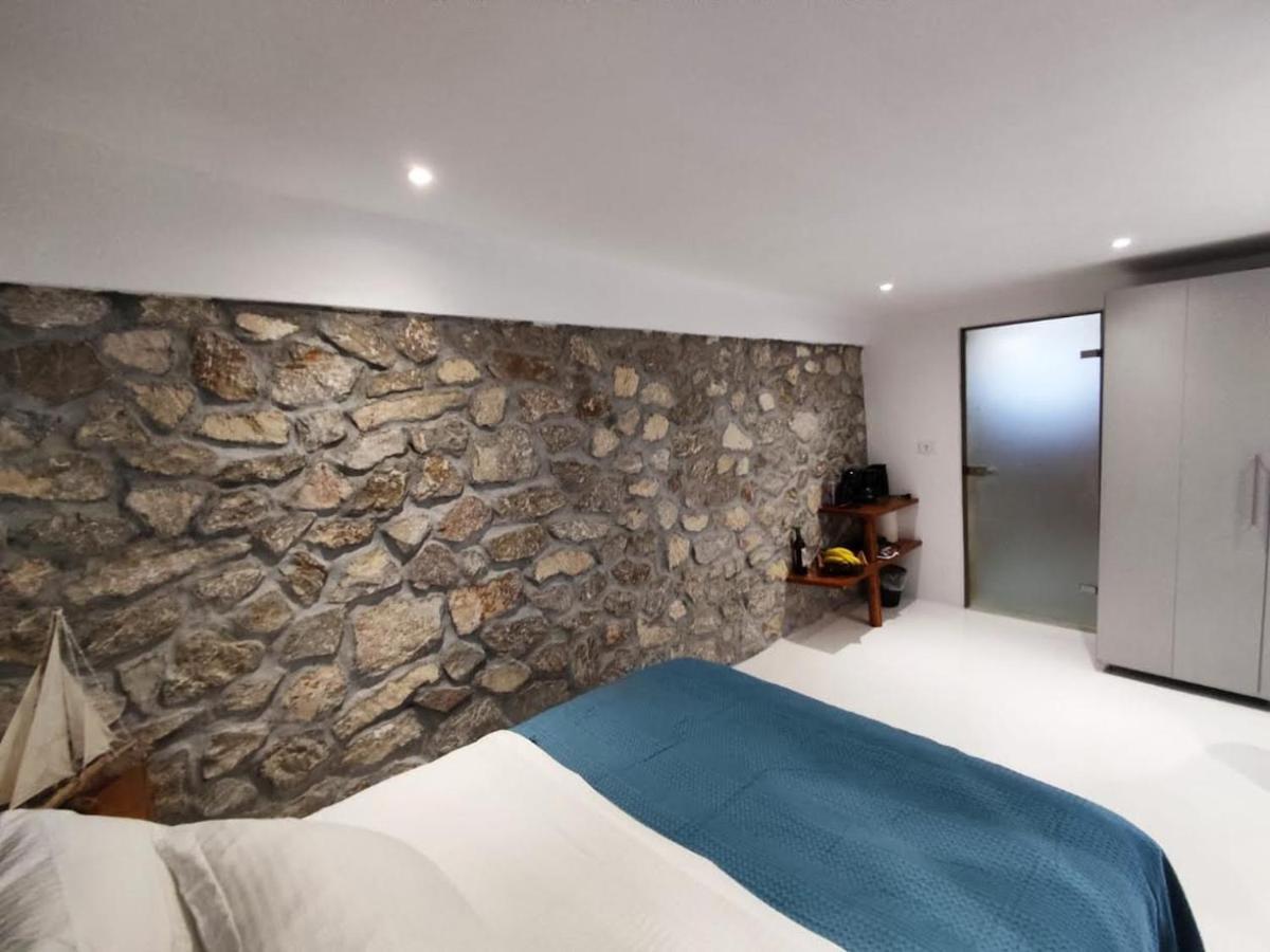 Woodstone Studios & Apartments Santorini Pýrgos Eksteriør billede